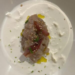 Tartare di trota con stracciatella al latte di cocco e sesamo tostato