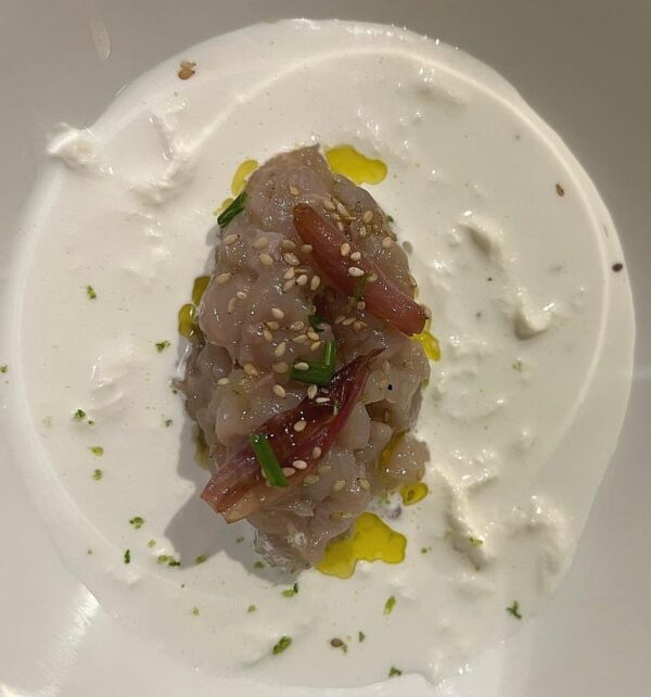 Tartare di trota con stracciatella al latte di cocco e sesamo tostato